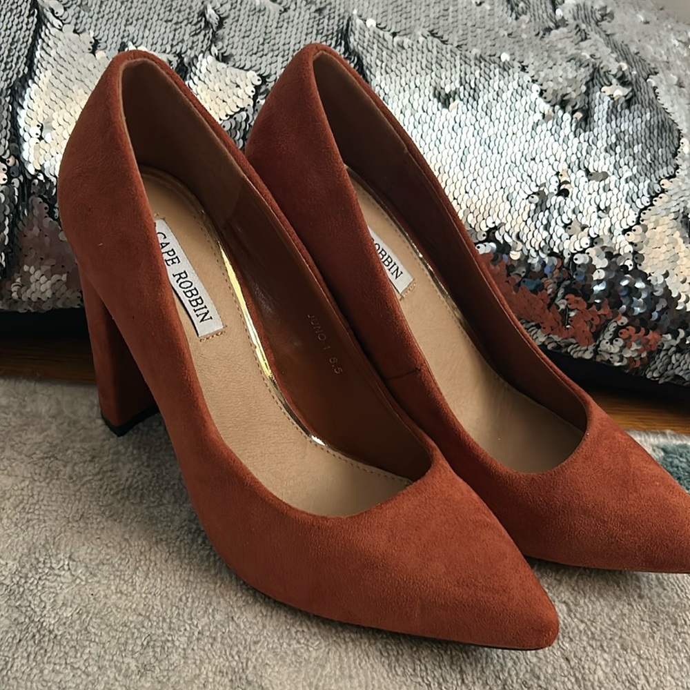 Cute 8 1/2 heel. The perfect shoe to go with any outfit.